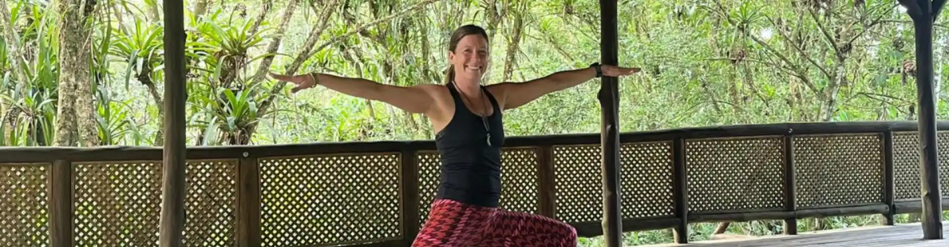 Aula de Yoga Online: Prática de Hatha na Selva - Online Class by Maria Joyner