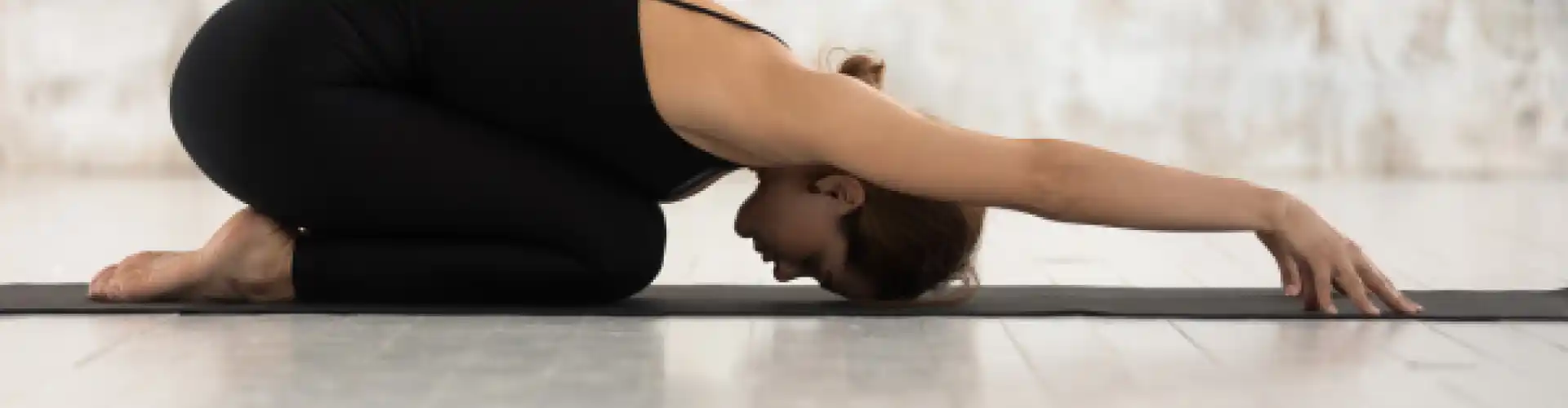 שגרת יוגה משקמת: 20 דקות - Online Class by The American Yoga Academy